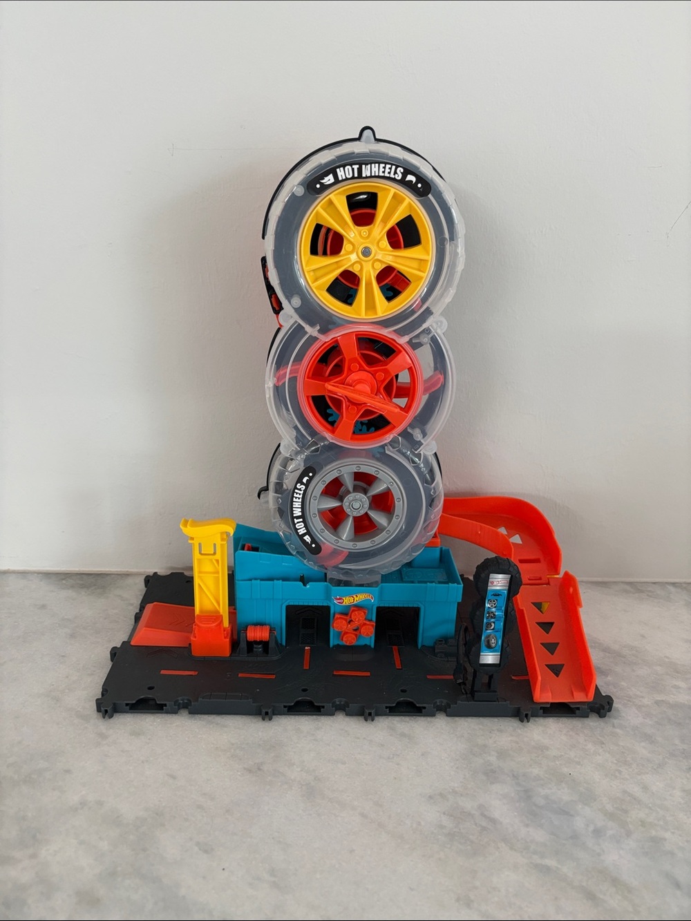 Hot Wheels Wheel Launcher Playset - Yellow, Red, Silver